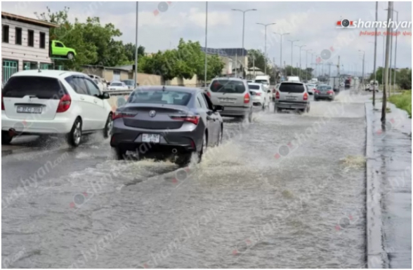 Արտաշատի խճուղում կեղտաջրերը ողողել են մոտ 2 կմ-անոց ճանապարհը. երթևեկությունը որոշ հատվածներում դարձել է անկառավարելի